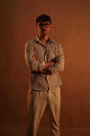 מכופתרת פסים